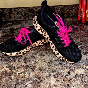 Size 7 brooks women’s leopard tennis shoes